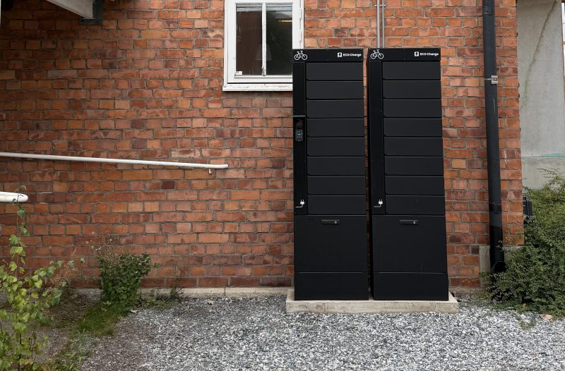 To svarte ECO Charge -ladeskap plassert utendørs ved siden av en eiendom i Kumla kommune.