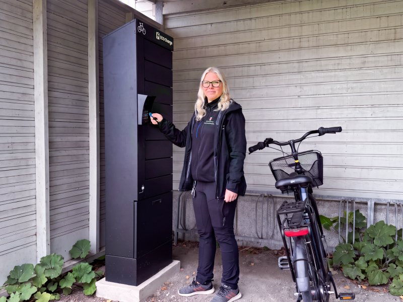 Madeleine Gustavsson bruker Kumla kommunes RCO-adgangskontrollsystem for å åpne en ECO Charge -ladeskap.