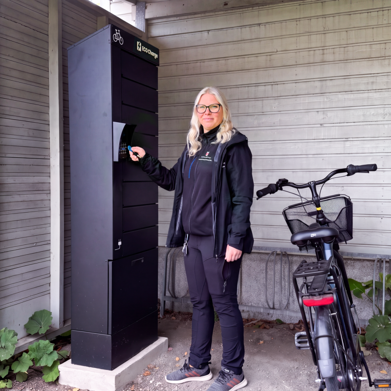Madeléine Gustavsson använder Kumla kommuns RCO passersystem för att öppna ett ECO Charge-laddskåp.