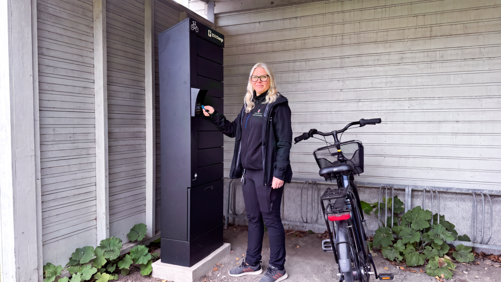 Madeleine Gustavsson bruker Kumla kommunes RCO-adgangskontrollsystem for å åpne en ECO Charge -ladeskap.