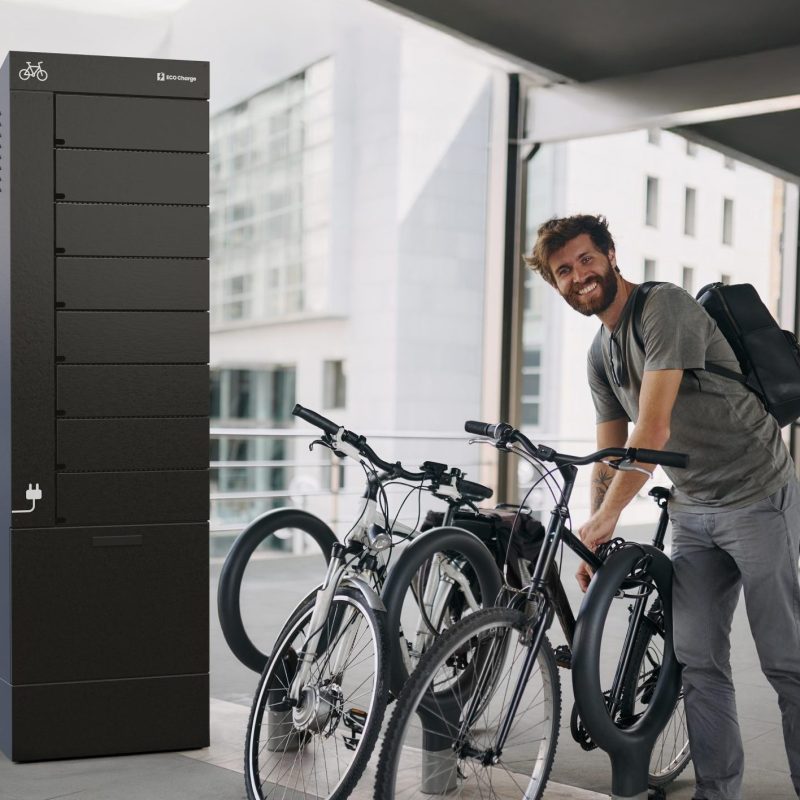 Pysäköit polkupyöräsi Eco Charge Charge -verkkopyörän akkulaturin viereen moderniin kaupunkiympäristöön.